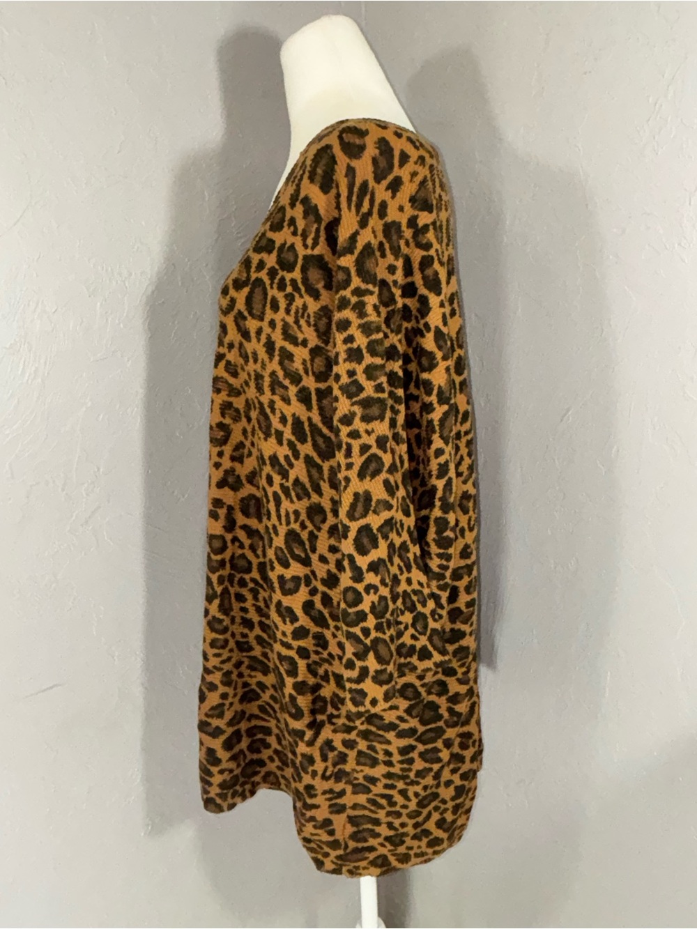 Time and Tru Leopard Print V-Neck Tunic Sweater in Brown and Black - Picture 4 of 12